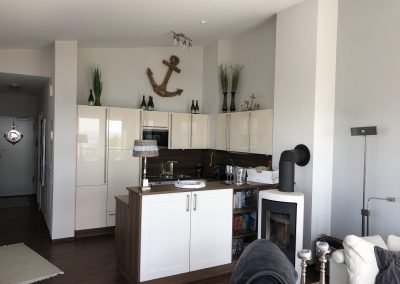 Küche mit hohen Wänden